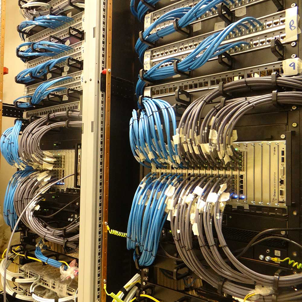 ラックに収容されたKVMマトリクススイッチ